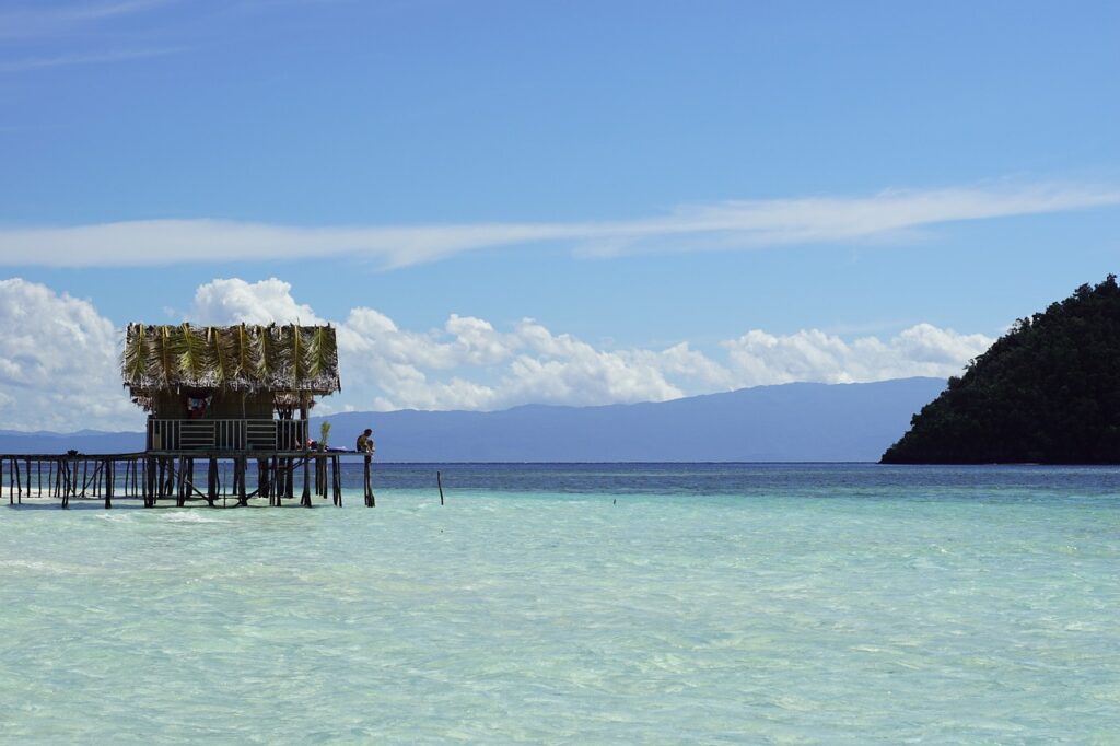 Homestay ที่อยู่เหนือน้ำทะเลอันใสสะอาดที่ Raja Ampat 